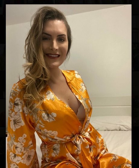 Britishmeghanspice nude model photos