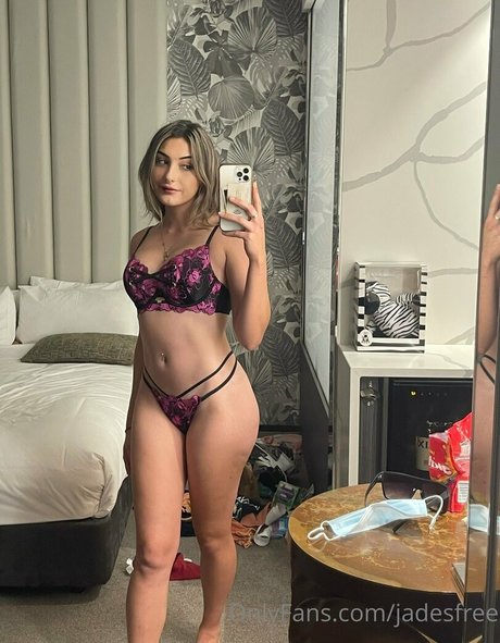 jadesfree model hot image