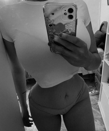 Castiza Vixens nude pornstar photo