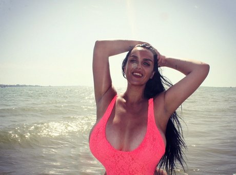 Castiza Vixens model nude pic