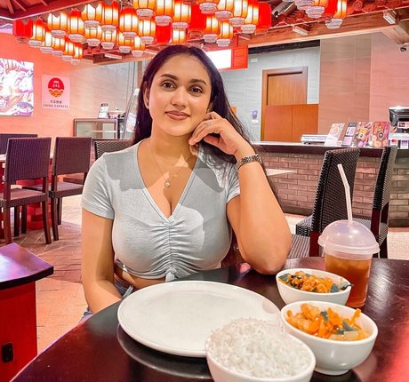 Nimesha Jayarathne sexy actress img