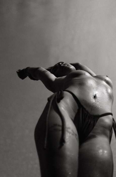 Poetiquegirl model nudes archive