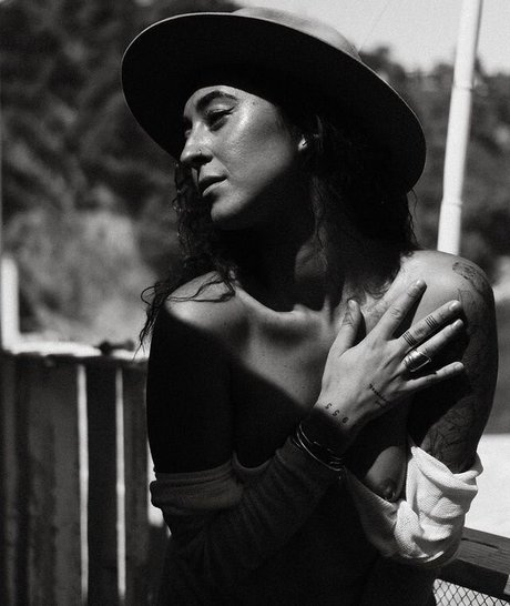 Poetiquegirl model porn image