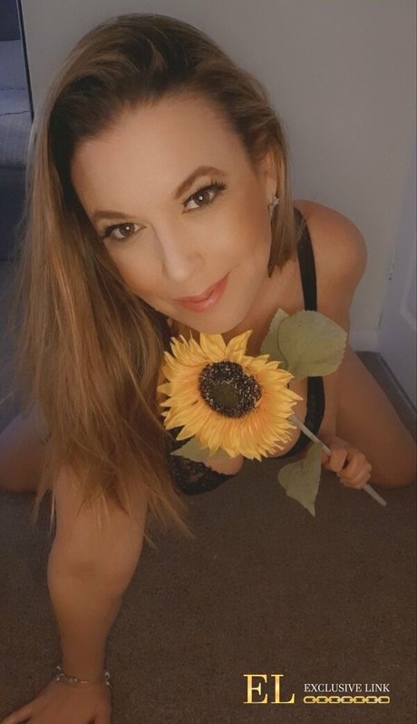 Maisie Lewis nice actress pics