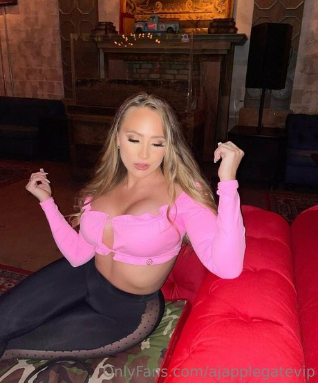 ajapplegatevip model nudes image