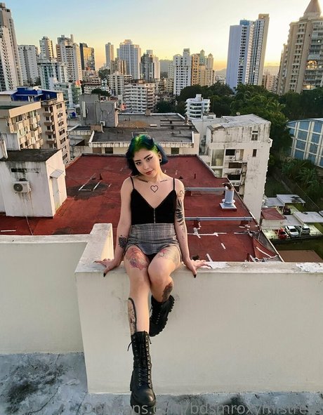 bdsmroxymistress star pic