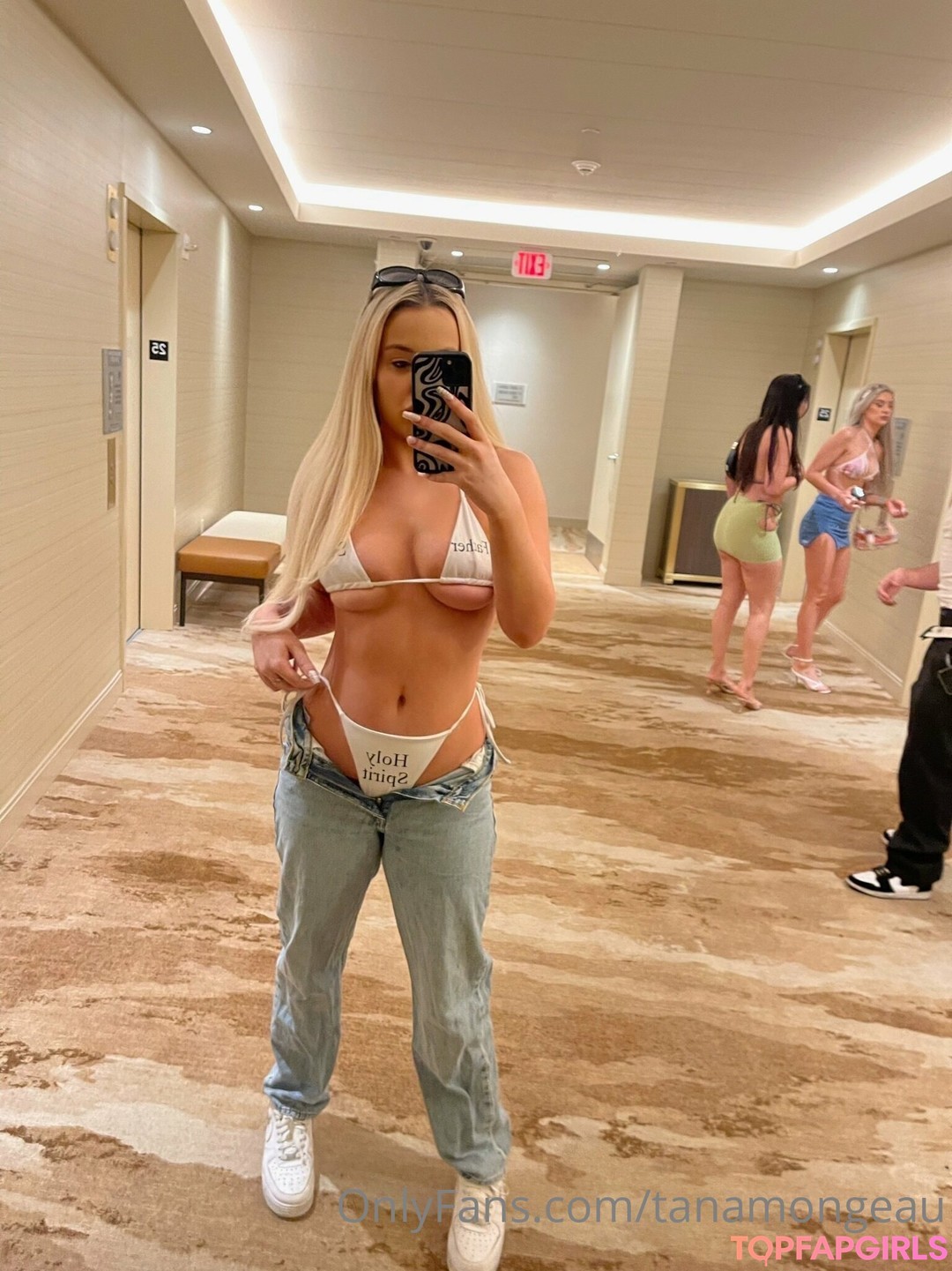 Tana Mongeau akt bilder