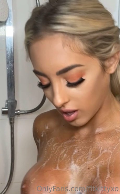 dreier asiatische onlyfans nackte bild