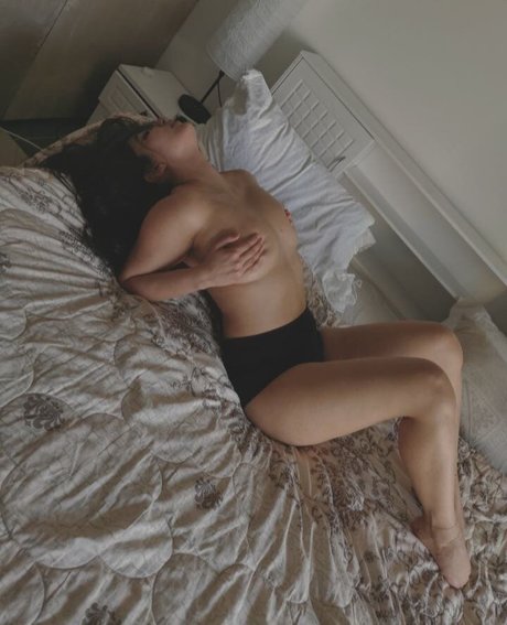 Zeeba Kalan model perfekte bild