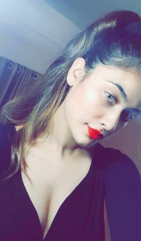 Nidhi Maheshwari model foto