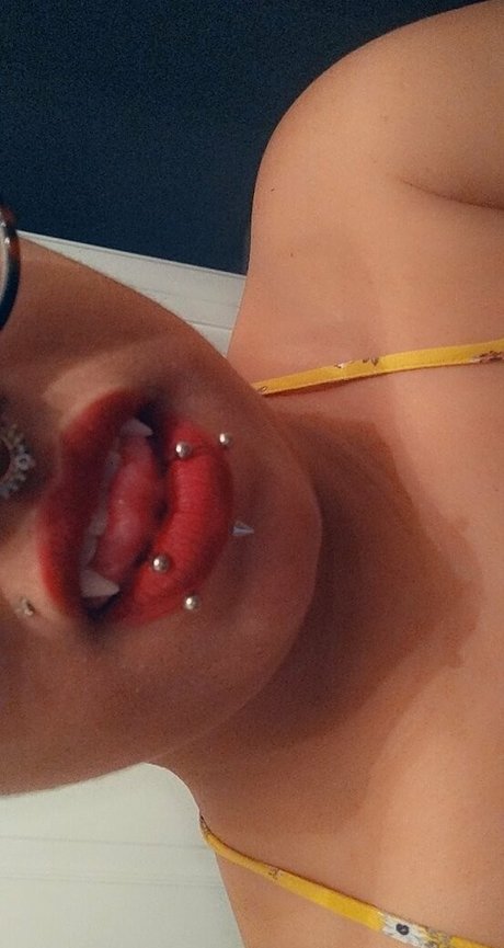 raeraejiggles xxx top bild