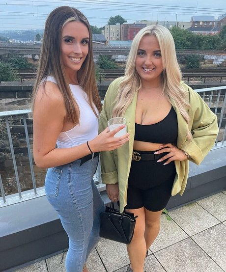 rothaarige dünne onlyfans perfekte kunst bild