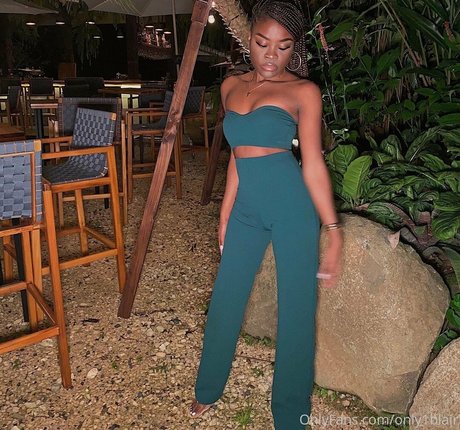 vollbusige onlyfans exklusive nackt bild