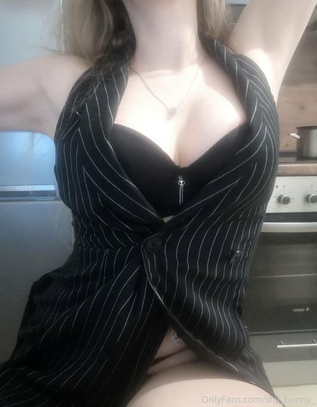 shy bunny_ erwachsene kostenlose foto