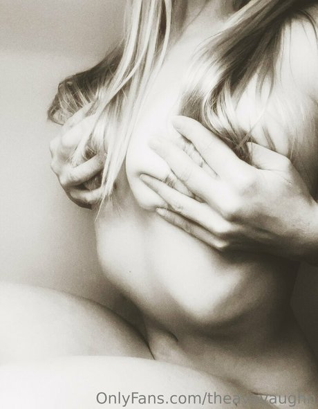 theavavaughn perfekte akt bild