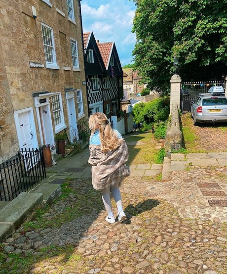 Helayna Birkett nackten bild