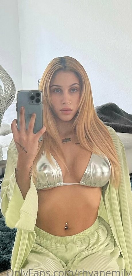 emilyywild kunst nackt archiv