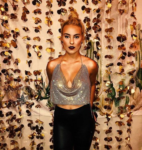 Caroline Wall model perfekte fotos