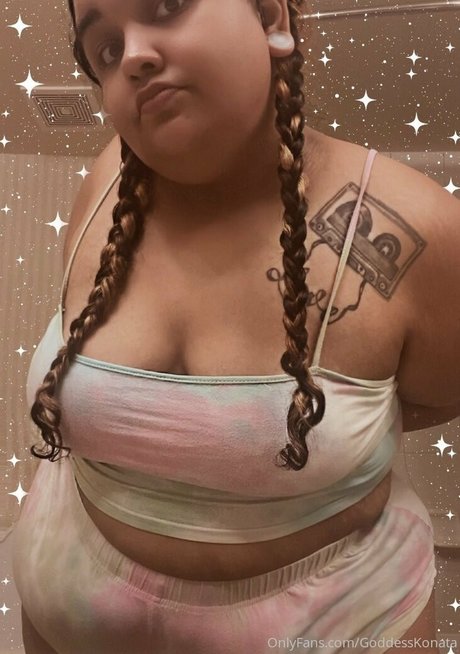 vollbusige rothaarige teen onlyfans nackt kunst bilder