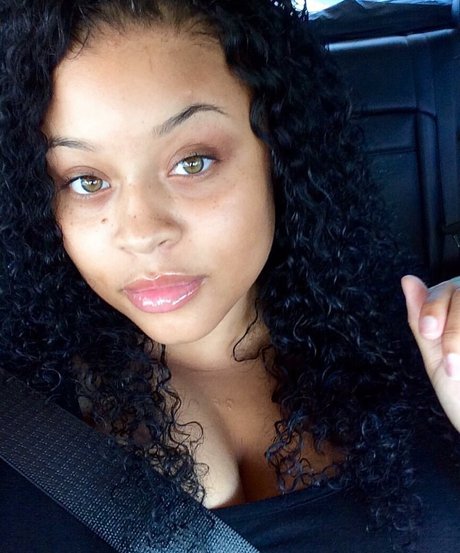 ebenholzmodell onlyfans schöne hübsche foto