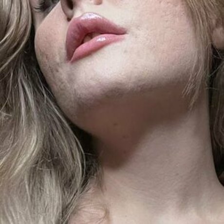 vollbusige brünette onlyfans erotische akt bild