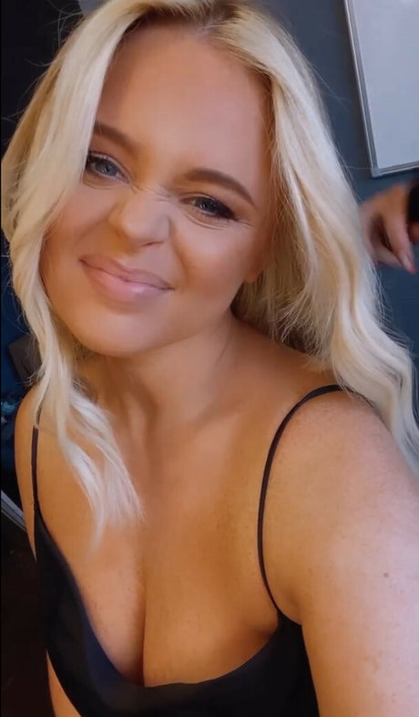 Emily Atack model perfekte bild