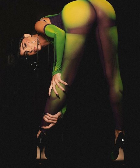 kleiner schwanz shemale onlyfans kostenlose kunst bild