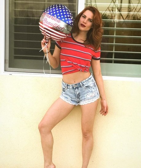 Courtney Hope schauspielerin exklusive bilder