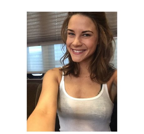 Courtney Hope schöne erwachsene bilder