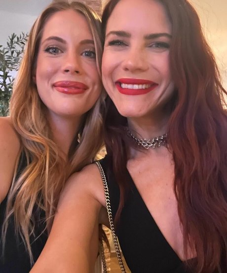 Courtney Hope kunst perfekte bilder