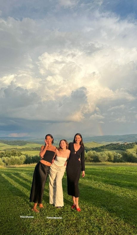 anfällige knochen-onlyfans nacktheit kunst archiv