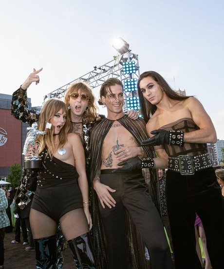 Victoria De Angelis top pornografische galerien