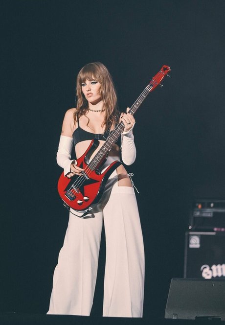 Victoria De Angelis xxx exklusive galerie