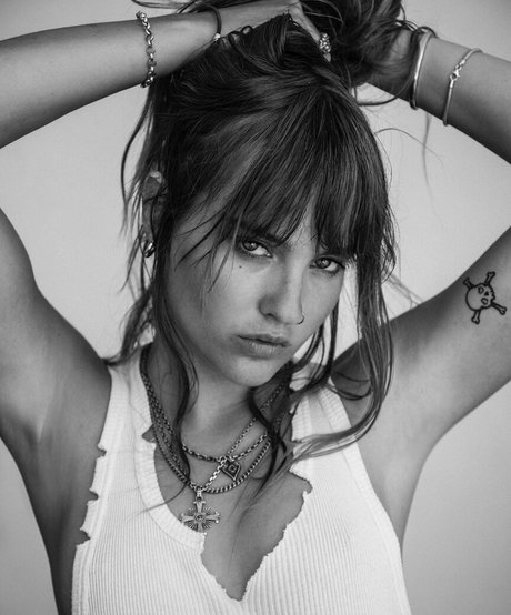 Victoria De Angelis hd schöne bild