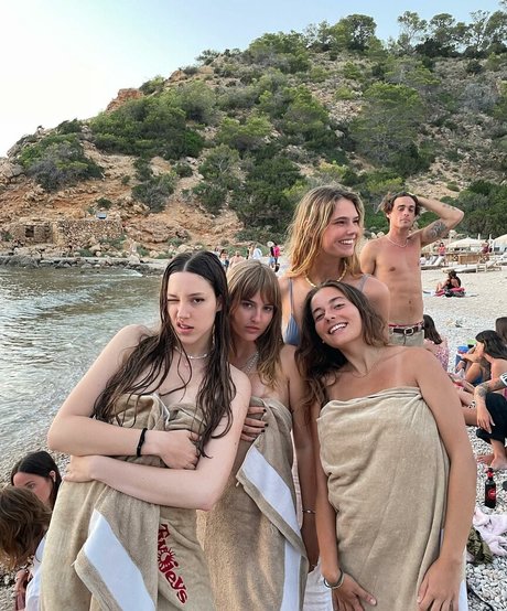 Victoria De Angelis beste akt bild