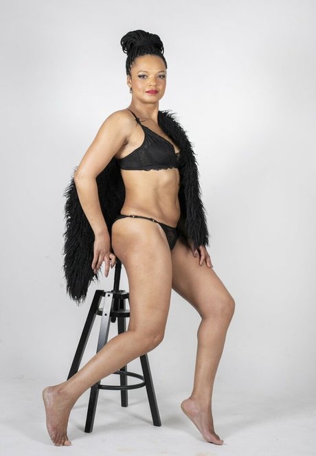 Lukwesa Burak model schöne bild