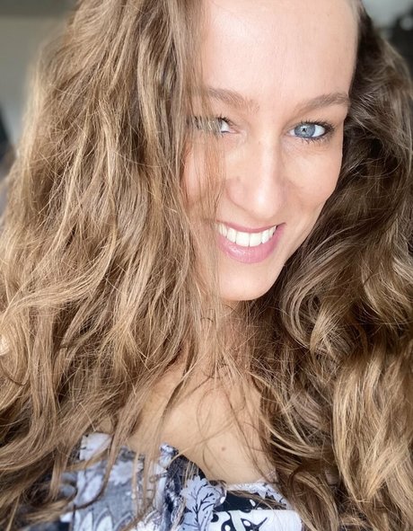 vollbusige brünette onlyfans sexy nackten bilder