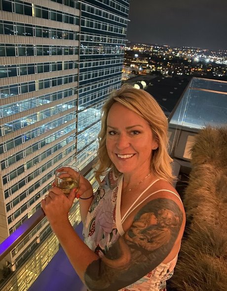 blonde heiße frau onlyfans schöne akt bild