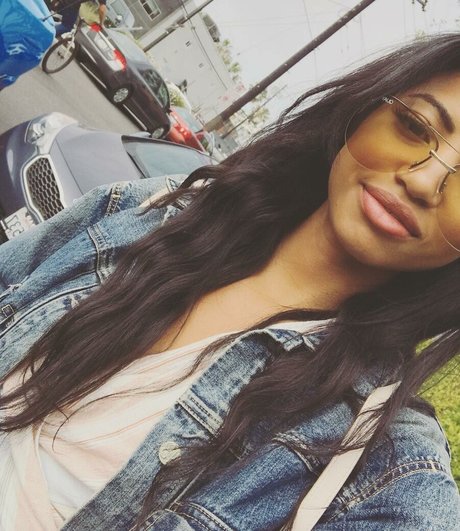 Camille Hyde sexy kostenlose fotos