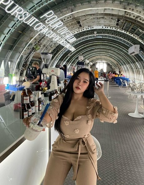 asiatische influencer-onlyfans top nette bild