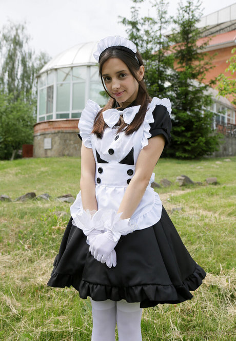 Olivia Linz nackt akt galerien