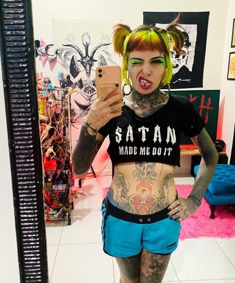 Mari Zombie model porno galerie