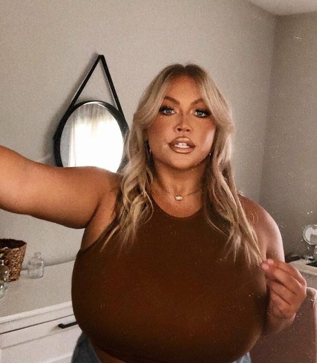 vollbusige brünette onlyfans nackt pornografische bild