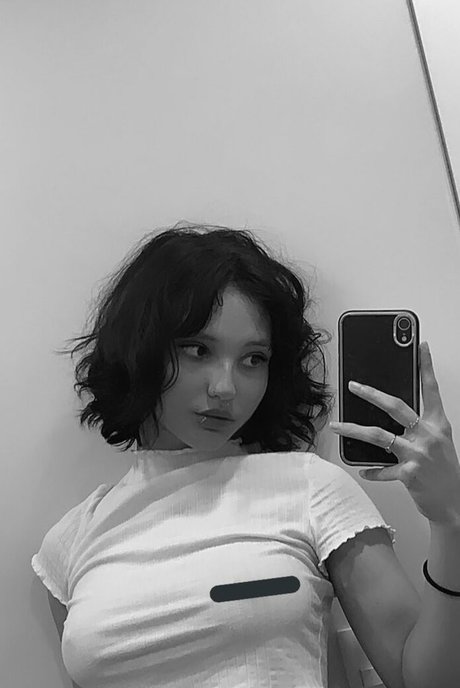 delveracris schauspielerin perfekte bild