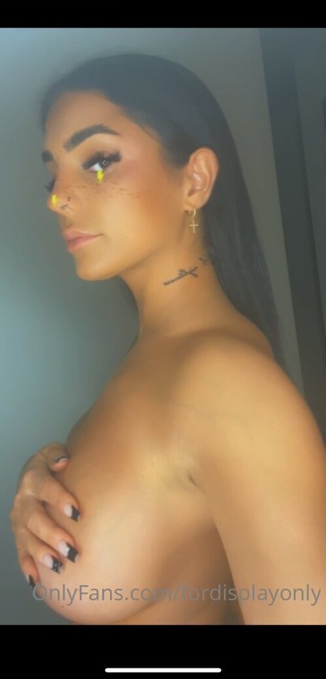 vollbusige brünette onlyfans nackte foto