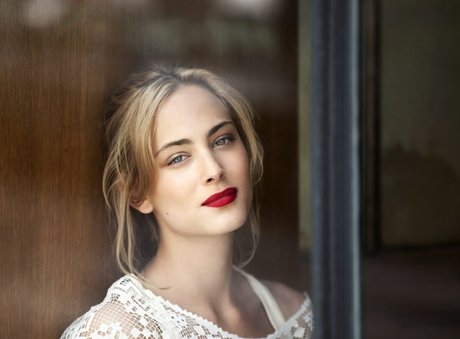 Nora Arnezeder kunst nacktheit bild