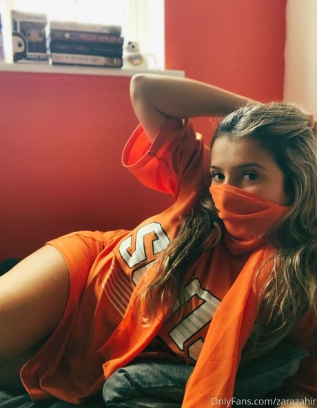 Zara Zahir sexy akt bild