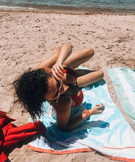 Zelda Adams sexy top fotos