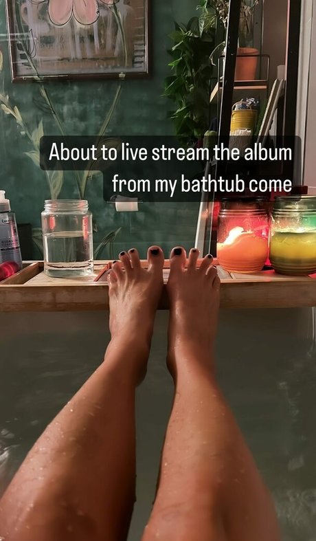 Gabbie Hanna erotische kunst bild