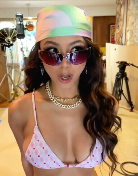 Ylona Garcia nackt kunst foto